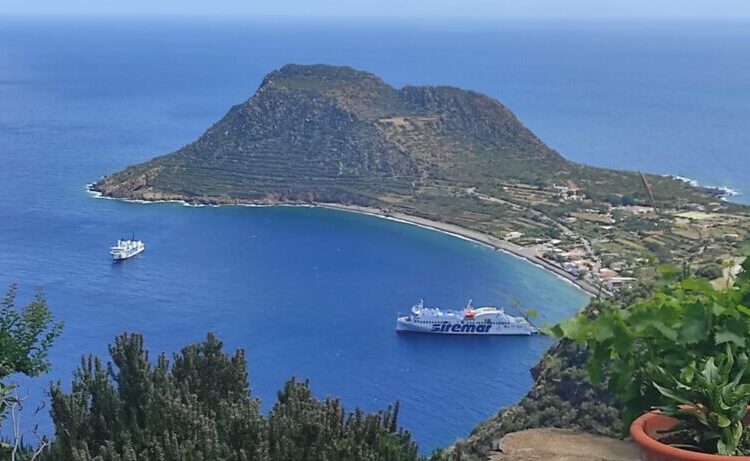 La bellissima “Nerea” è arrivata a Lipari, al via i collegamenti nella Milazzo-Eolie