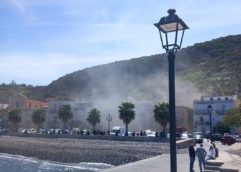 Lipari, incendio in un hotel di Canneto 1