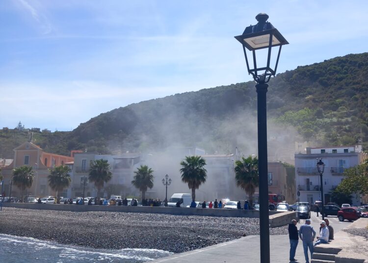 Lipari, incendio in un hotel di Canneto 1