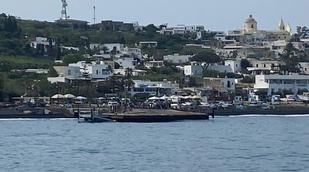 Stromboli : collaudata la nuova piattaforma aliscafi