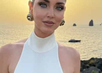 Chiara Ferragni splendida a Vulcano, Michelle Hunziker sbarca al porto