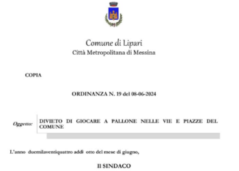 Lipari, l'ordinanza : divieto di giocare a pallone nelle vie e piazze del comune