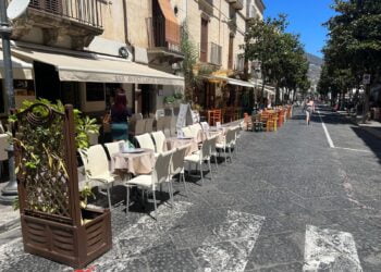 Lipari : senza ombrelloni bufale al sole
