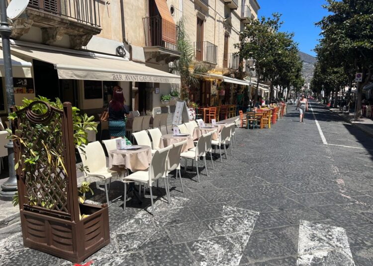 Lipari : senza ombrelloni bufale al sole