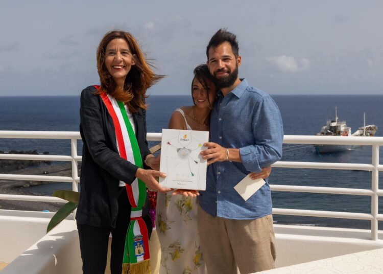 Stromboli: sposi donano elettrocardiografo portatile