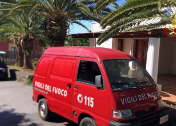Stromboli : squadra Vigili del Fuoco soccorre un uomo nella spiaggia di Piscità
