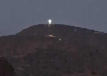 La croce di Monte Rosa è di nuovo illuminata