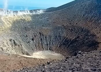Eolie, autunno meraviglioso : il vulcano pieno di turisti 2