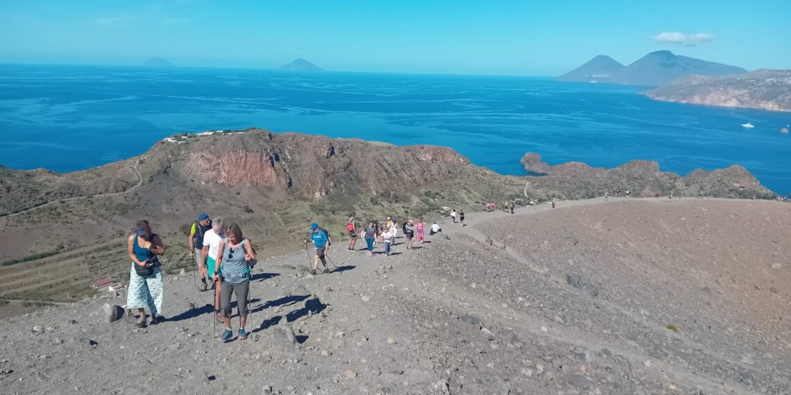 Eolie, autunno meraviglioso : il vulcano pieno di turisti 3
