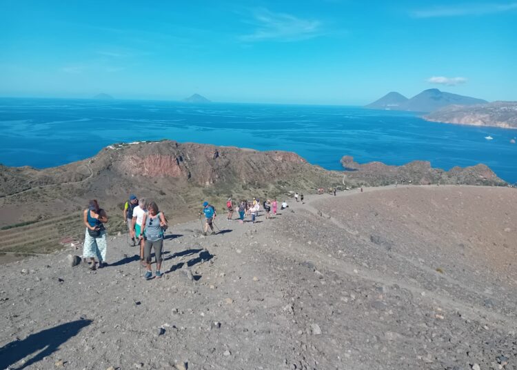 Eolie, autunno meraviglioso : il vulcano pieno di turisti 3