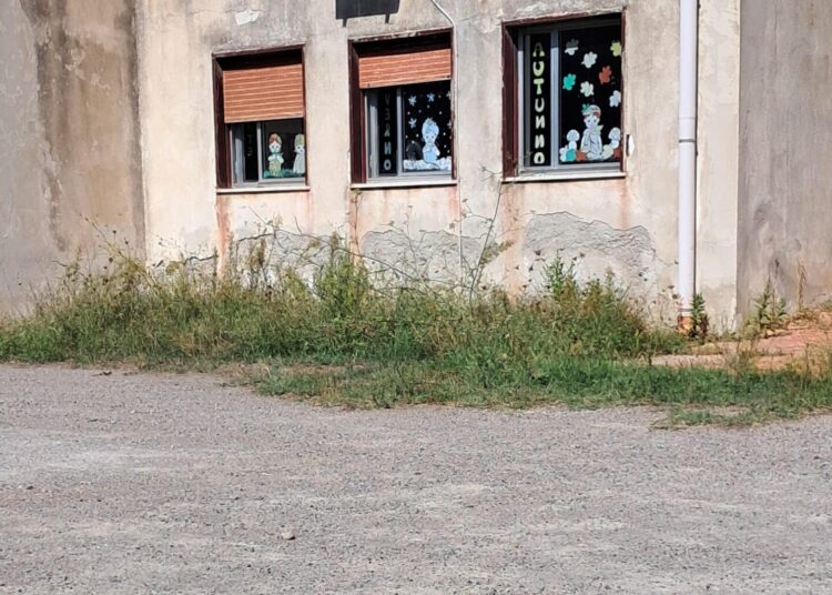 Quattropani : principio d'incendio dalla strada arriva alla scuola