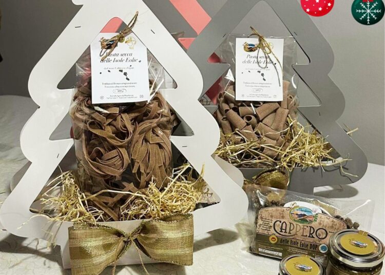 Pasta fresca, patè di capperi, farine : primo cesto di Natale 100% eoliano