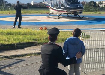 Carabinieri in visita al reparto pediatrico