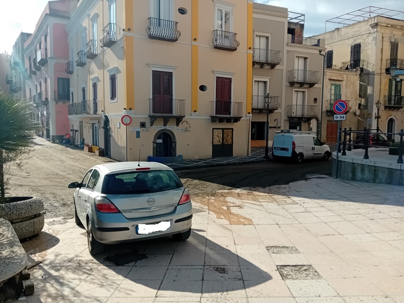 La piazza di Lipari da ripulire 2