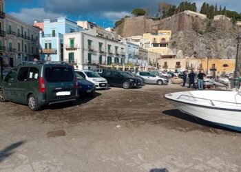 La piazza di Lipari da ripulire