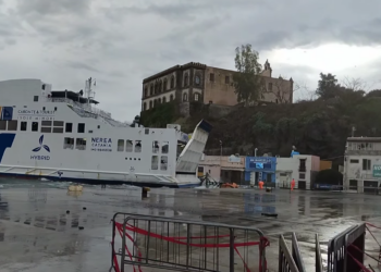 Nerea, rocambolesco attracco a Lipari dove da oltre 40 anni si sogna un porto sicuro
