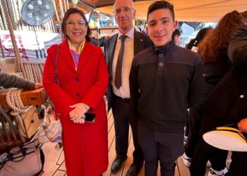 A vele spiegate il Nautico Caio Duilio di Messina : uno studente e la preside a bordo della Vespucci