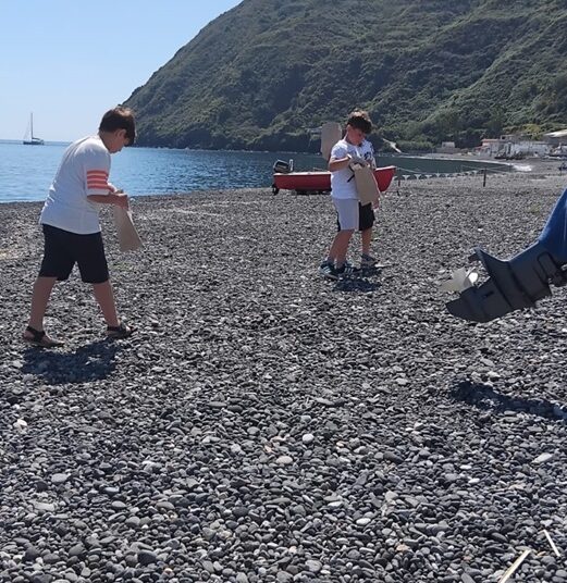 Canneto : i bambini puliscono la spiaggia...lontano dai riflettori