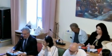 Consiglio comunale: passa il "no" ma gli aumenti tariffari sono inevitabili, polemiche sulla Bandiera Blu 2