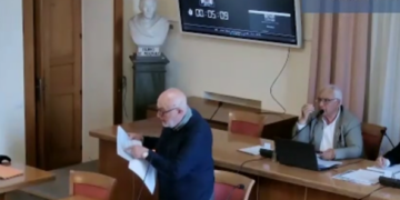 Consiglio comunale: passa il "no" ma gli aumenti tariffari sono inevitabili, polemiche sulla Bandiera Blu