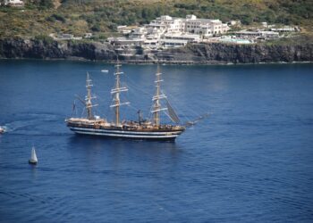 Un omaggio alla bellezza: l'Amerigo Vespucci danza tra i giochi d'acqua di Milazzo e la magia delle Eolie 1