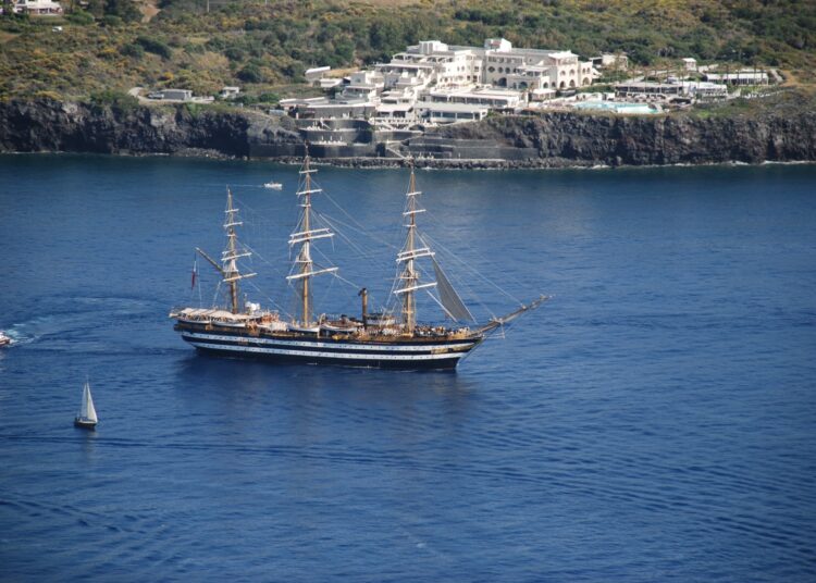 Un omaggio alla bellezza: l'Amerigo Vespucci danza tra i giochi d'acqua di Milazzo e la magia delle Eolie 1