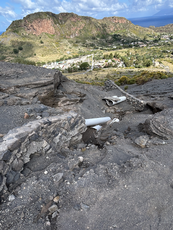 Vulcano : il sentiero per il cratere nel degrado 1