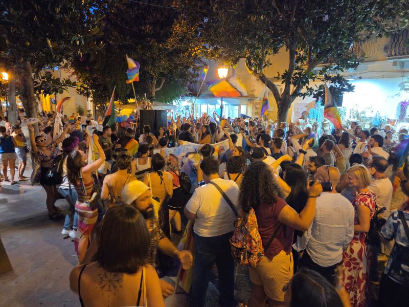 Arcobaleno eoliano: Il sogno del Pride fiorisce a Lipari 6