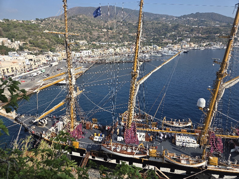 L'eleganza di un veliero storico: Ferragosto a Lipari con la Palinuro