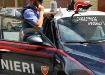 Rapina una pescheria minacciando