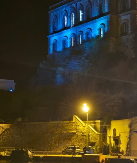 Giornata Mondiale dell'Infanzia: Lipari i Illumina di Blu e Lancia il Piano Strategico "Diritti in Comune"