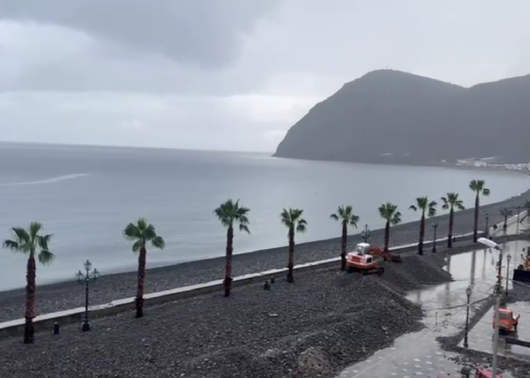 Eolie, dopo la tempesta ripartono i collegamenti, ma è emergenza porti