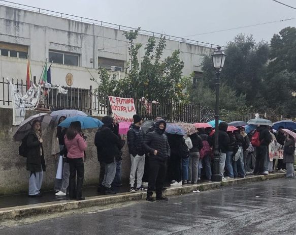 I.I.S Conti : la protesta continua, problemi da risolvere