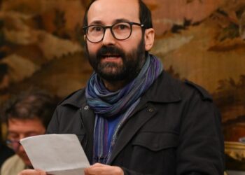 Dal fuoco al blu: le Eolie diventano poesia nel cuore di Roma