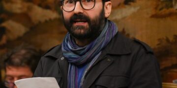 Dal fuoco al blu: le Eolie diventano poesia nel cuore di Roma
