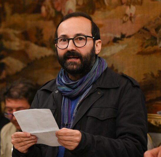 Dal fuoco al blu: le Eolie diventano poesia nel cuore di Roma