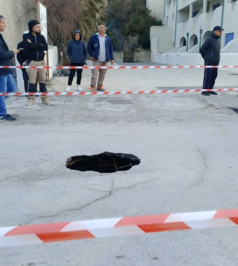 Acquacalda, che buca nel lungomare