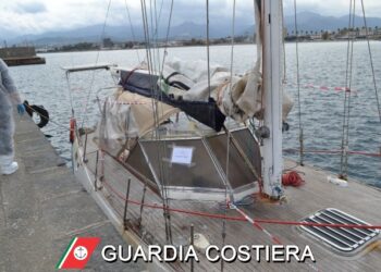 Dallo sbarco di Alicudi al sequestro: la Guardia Costiera recupera la "barca dei migranti"