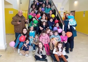 Lipari, la Pasqua è un fiore di carta: i bambini portano il sorriso in Ospedale