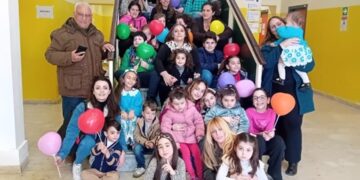 Lipari, la Pasqua è un fiore di carta: i bambini portano il sorriso in Ospedale