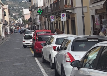 Lipari, motori accesi durante la sosta: un'abitudine inutile, incivile e vietata dalla legge