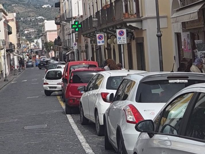Lipari, motori accesi durante la sosta: un'abitudine inutile, incivile e vietata dalla legge
