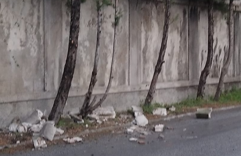 Lipari, zona cimitero : distacco di intonaci dal muro, attenzione alla guida 1