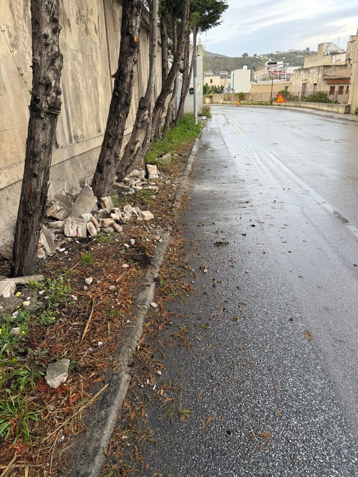 Lipari, zona cimitero : distacco di intonaci dal muro, attenzione alla guida 2