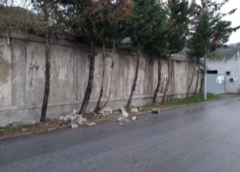 Lipari, zona cimitero : distacco di intonaci dal muro, attenzione alla guida