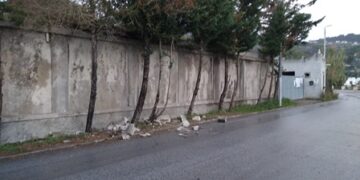 Lipari, zona cimitero : distacco di intonaci dal muro, attenzione alla guida