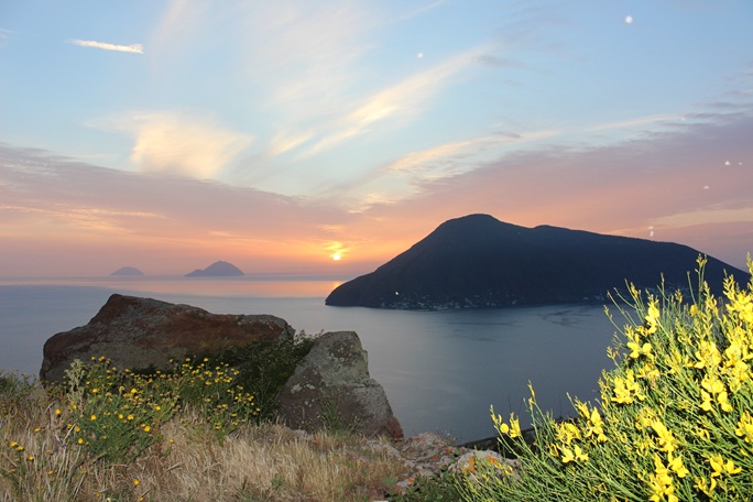 "Ospitiamo il Mondo" : Brand Eolie porta a maggio la grande stampa nell'Arcipelago 2