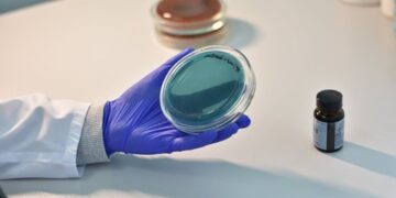 Malattie genetiche rare: come si originano e perché la ricerca è indispensabile