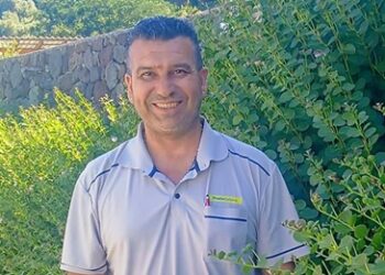 Davide, il postino di Lipari tra capperi , cucunci e pacchi