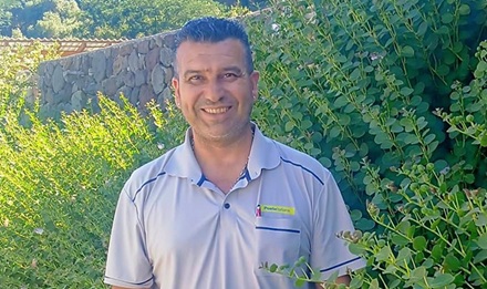 Davide, il postino di Lipari tra capperi , cucunci e pacchi